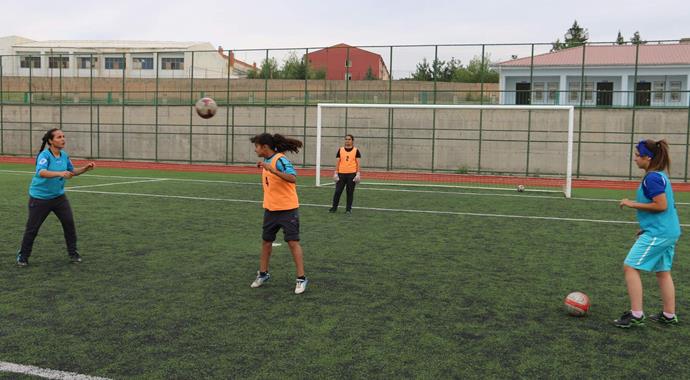 Siirtli Berfin, Messi'ye rakip...